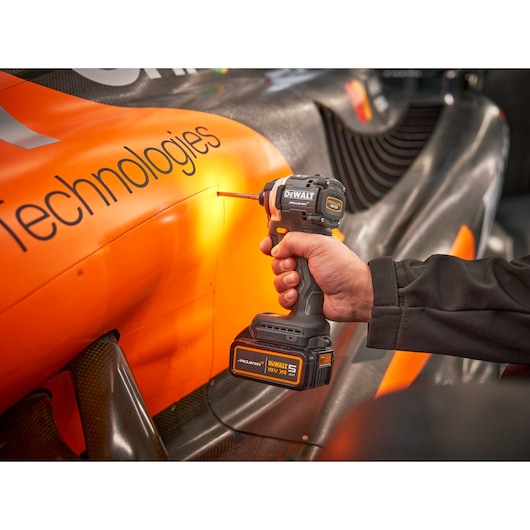 Dewalt - DCF85MP2T-QW ელ.სახრახნისი დარტყმით 18V